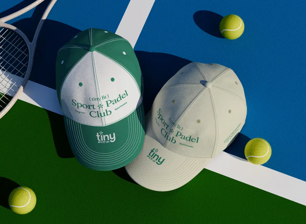 %title插图%num 球场上的棒球帽模型