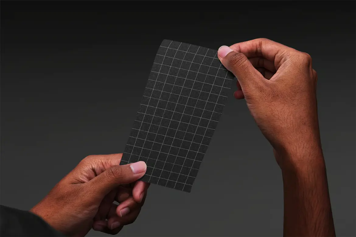 手持纸张可编辑PSD模型样机模板