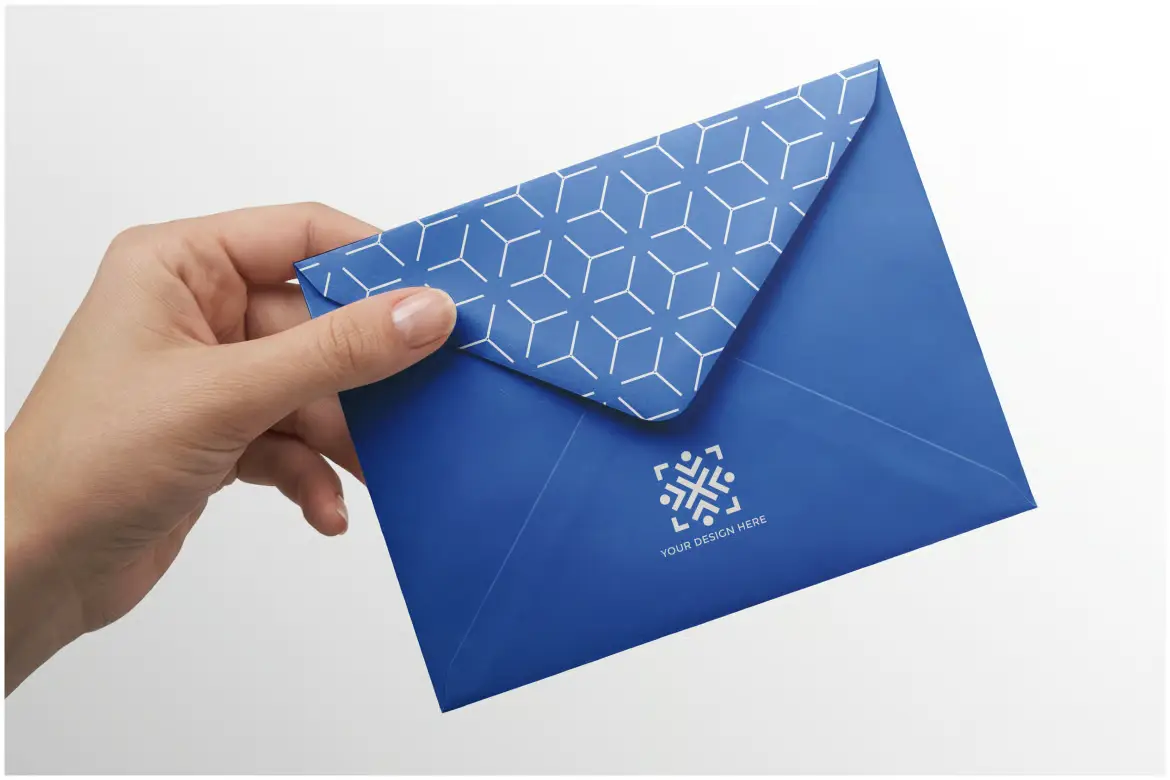 手持蓝色信封样机PSD模板 Envelope Mockup