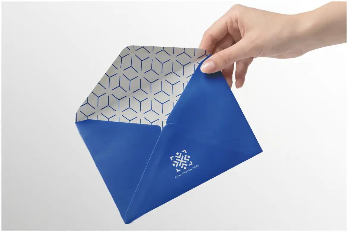 手持蓝色信封样机PSD模板 Envelope Mockup