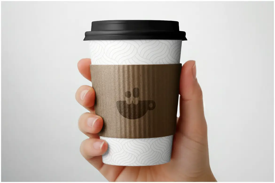 手持外带咖啡杯样机PSD模板 Coffee Cup Mockup
