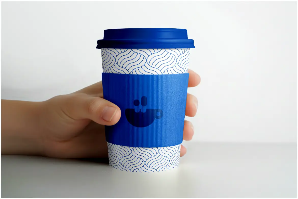 手持外带咖啡杯样机PSD模板 Coffee Cup Mockup