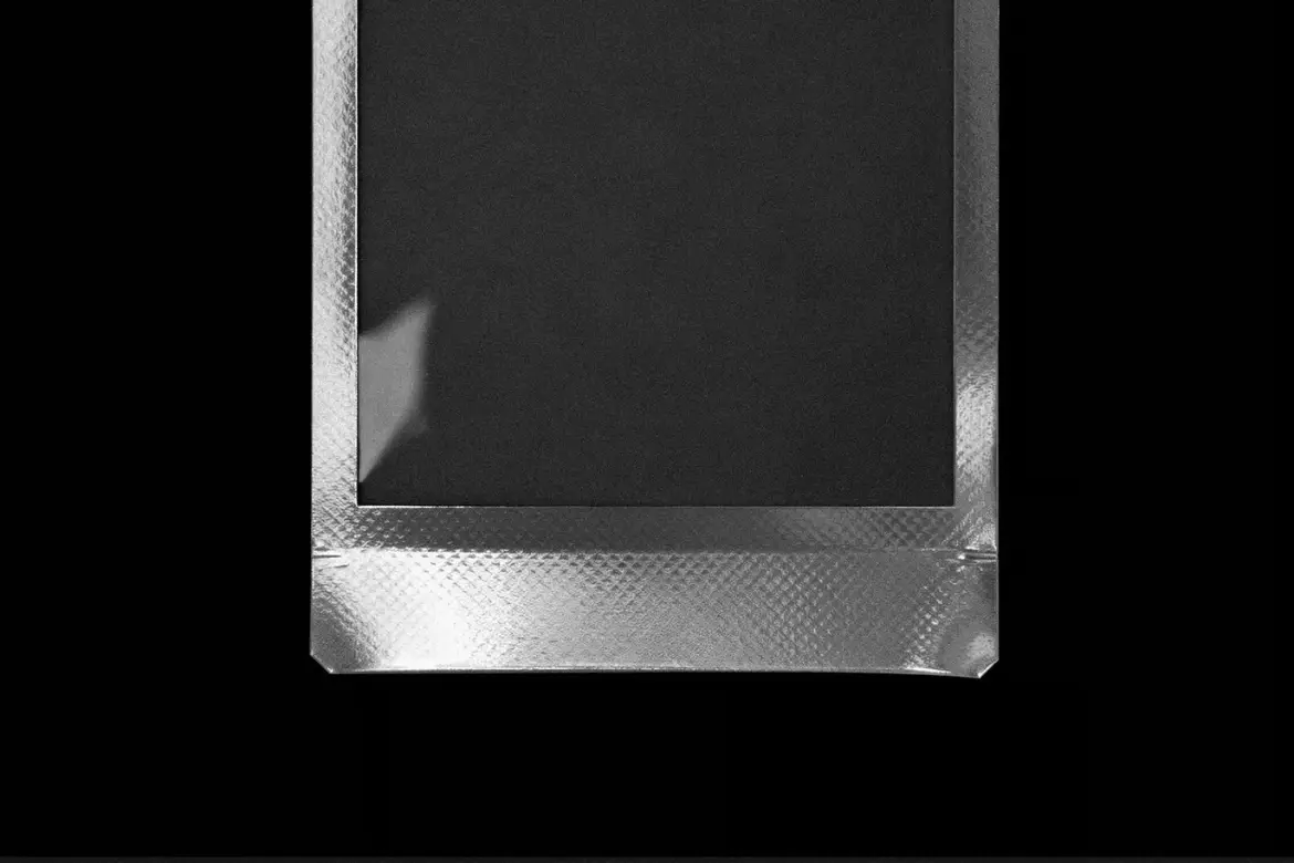 全息变色边框拍立得样机PSD模板 Polaroid Mockup with Holographic Frame