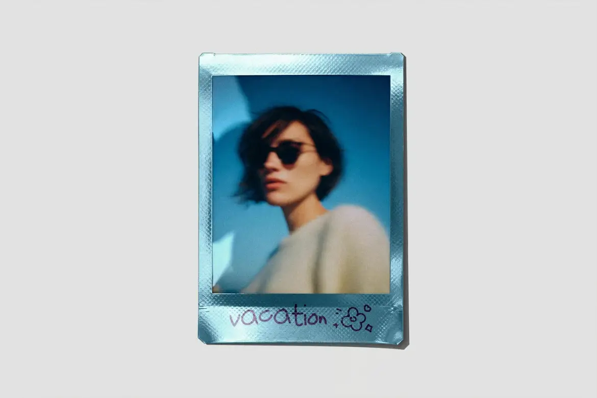 全息变色边框拍立得样机PSD模板 Polaroid Mockup with Holographic Frame