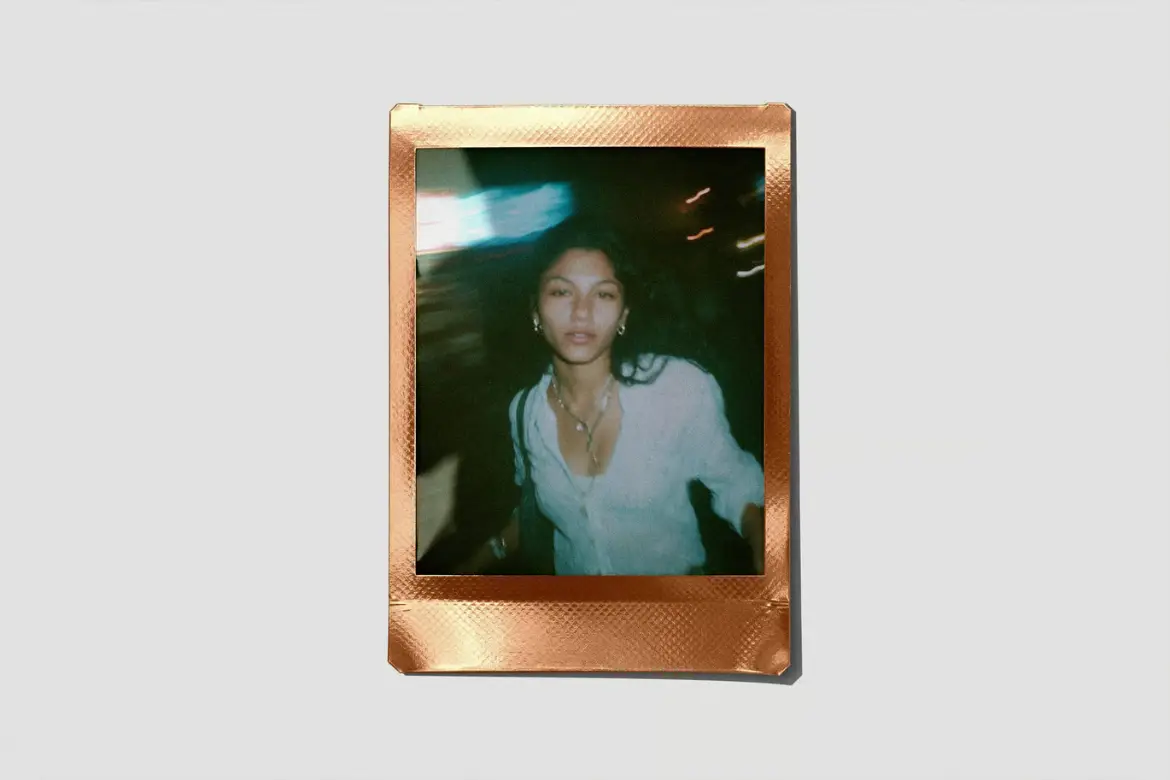 全息变色边框拍立得样机PSD模板 Polaroid Mockup with Holographic Frame